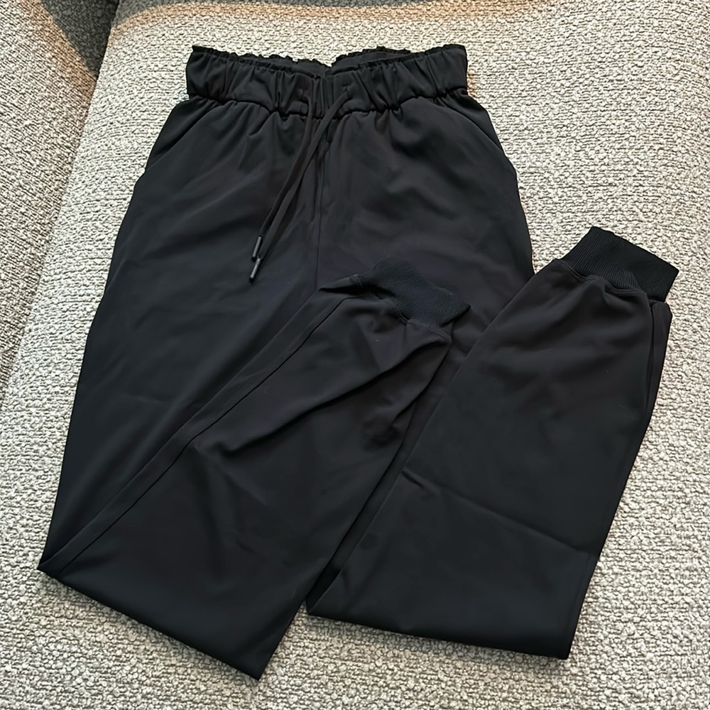 Lululemon Jogger, Size 2, Black